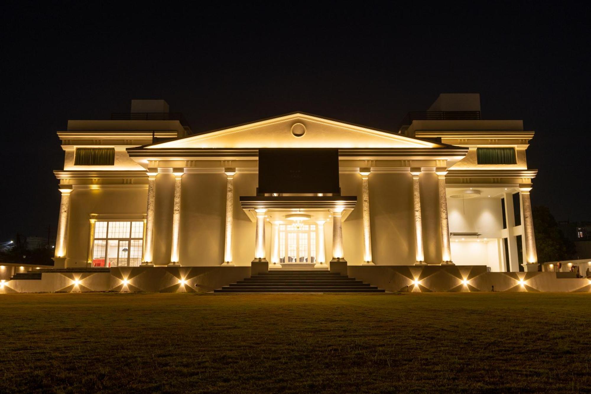 The Grand Monarch Hotel, Ujjain Exterior foto
