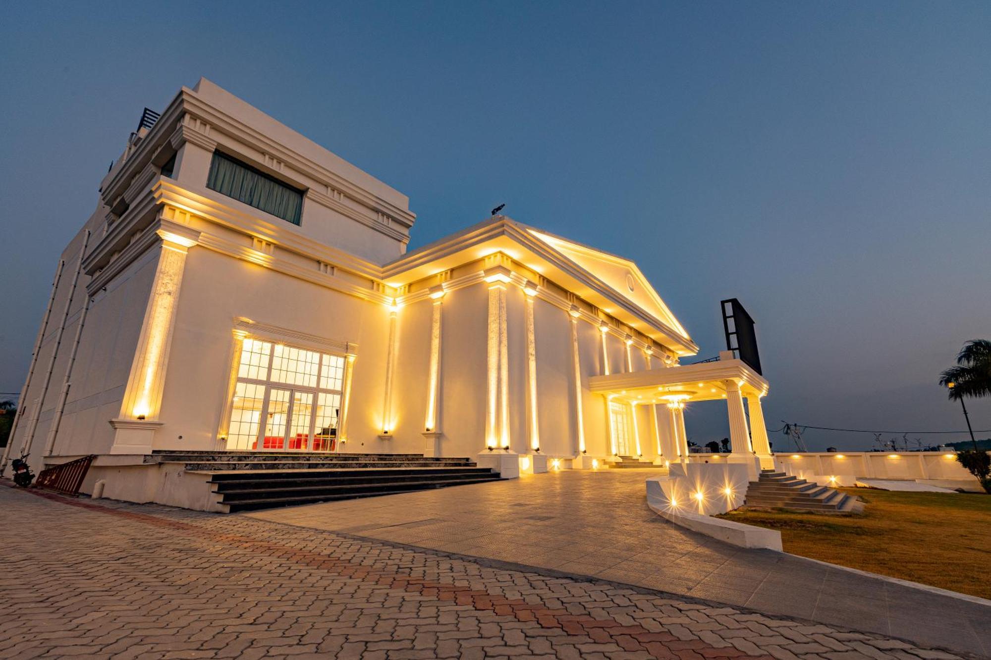 The Grand Monarch Hotel, Ujjain Exterior foto
